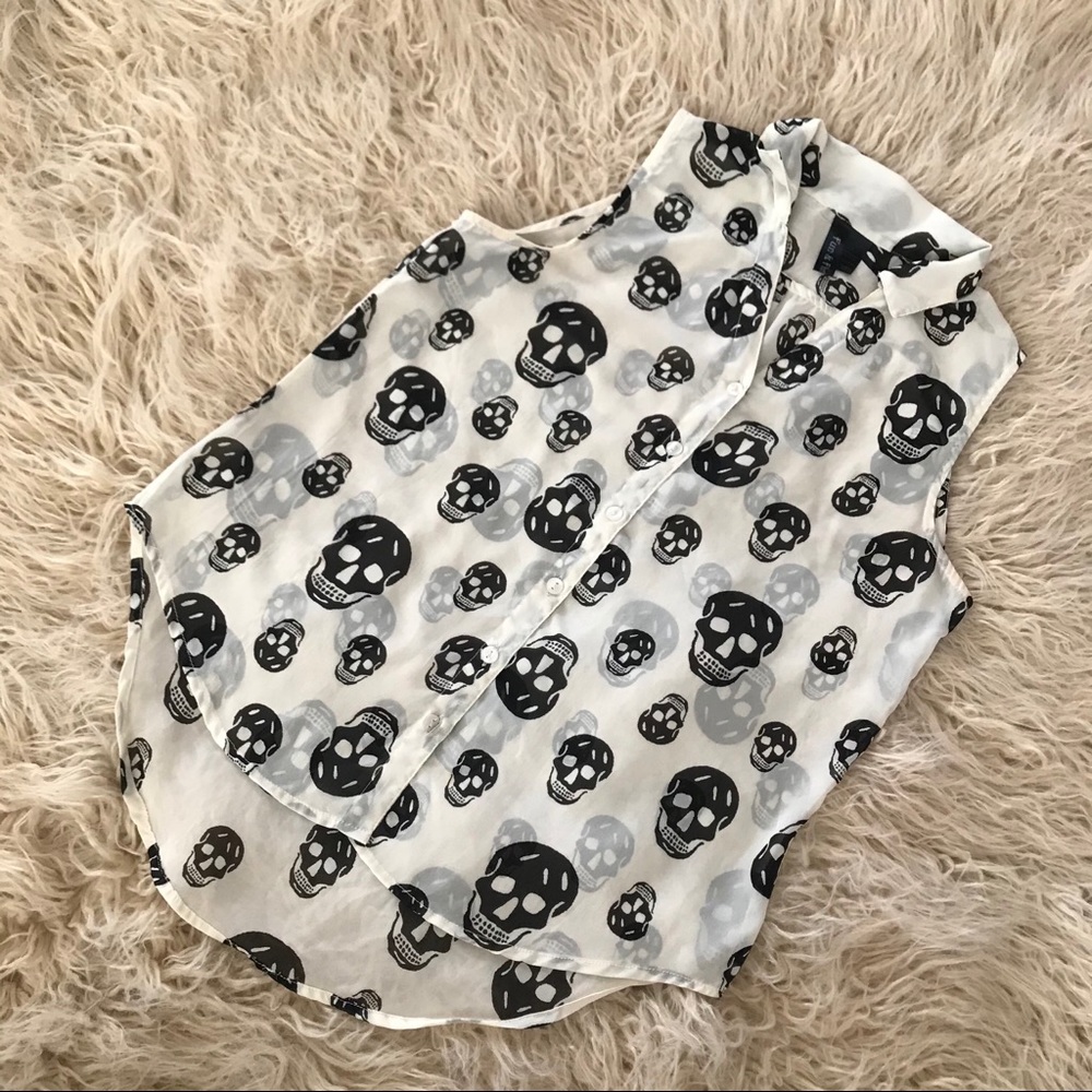 Skull button top